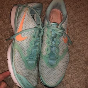 8.5 tennis shoes women’s